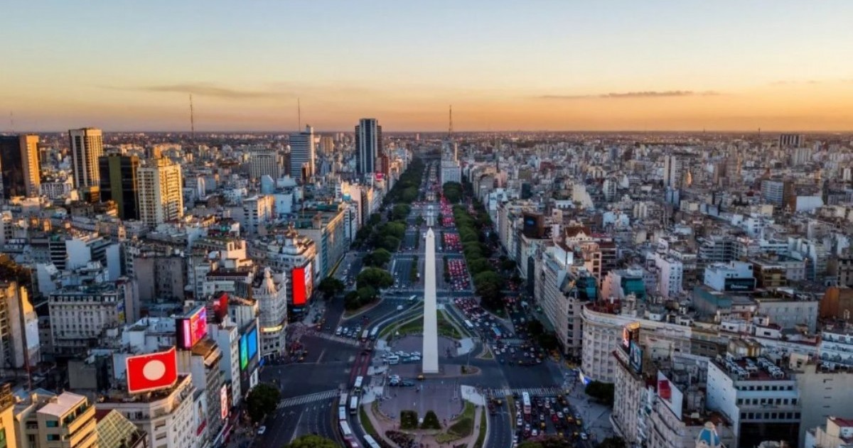 El índice de precios de la Ciudad encadenó su cuarto mes consecutivo en alza y llevó la inflación acumulada de 2025 al 31,8 por ciento, impulsada por transporte, restaurantes y tarifas.